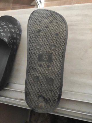 Chanclas negras con estampado