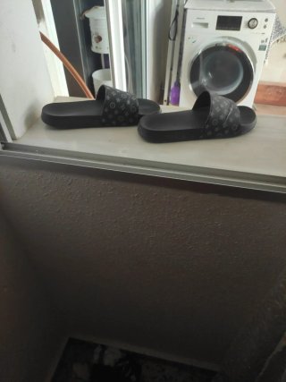 Chanclas negras con estampado