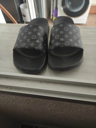 Chanclas negras con estampado