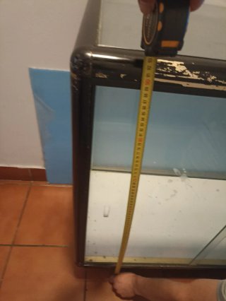 Mostrador de cristal y metal