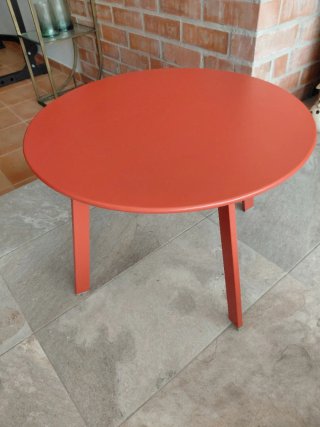 Mesa auxiliar redonda color terracota