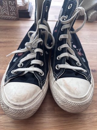 Converse bordadas flores negras y rosas