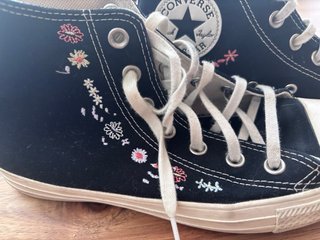 Converse bordadas flores negras y rosas