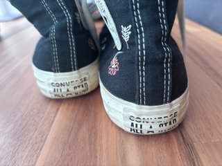 Converse bordadas flores negras y rosas