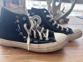 Converse bordadas flores negras y rosas