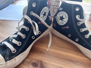Converse bordadas flores negras y rosas