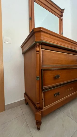 Cómoda antigua de madera