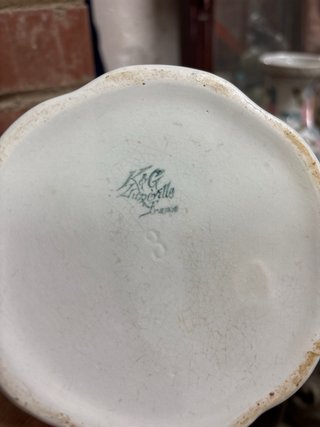 Jarra antigua de porcelana con flor