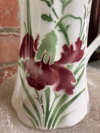 Jarra antigua de porcelana con flor