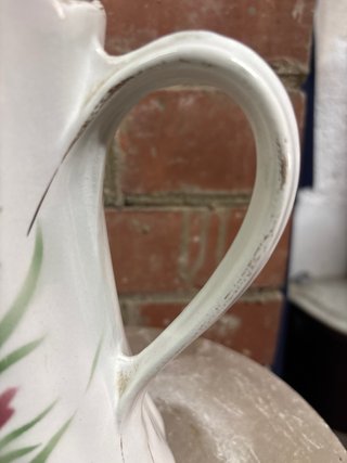 Jarra antigua de porcelana con flor