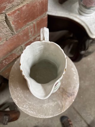 Jarra antigua de porcelana con flor