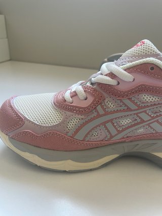 Zapatillas ASICS rosas y blancas