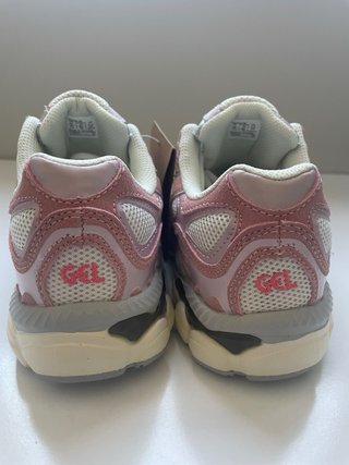 Zapatillas ASICS rosas y blancas