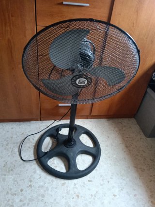 Ventilador de pie negro
