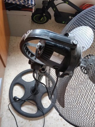 Ventilador de pie negro