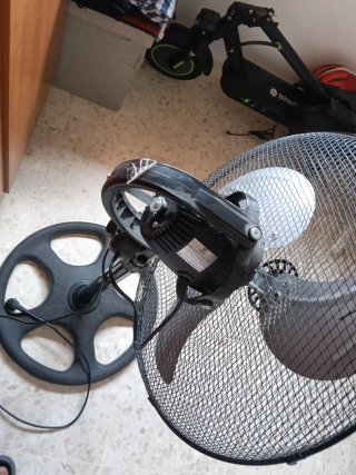 Ventilador de pie negro