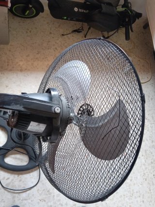 Ventilador de pie negro