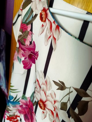 Vestido estampado floral con rayas