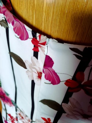 Vestido estampado floral con rayas