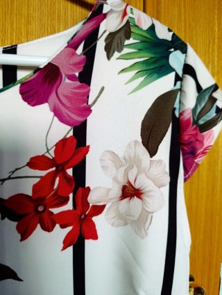 Vestido estampado floral con rayas