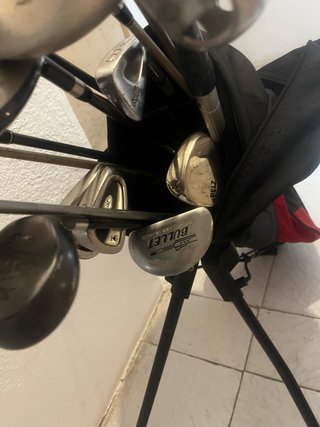 Bolsa de palos de golf con maderas, hierros y putt
