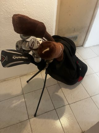Bolsa de palos de golf con maderas, hierros y putt