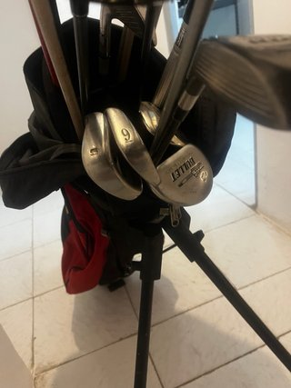 Bolsa de palos de golf con maderas, hierros y putt