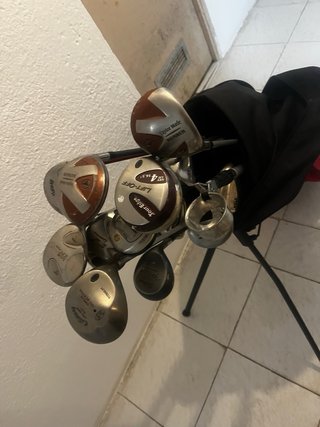 Bolsa de palos de golf con maderas, hierros y putt