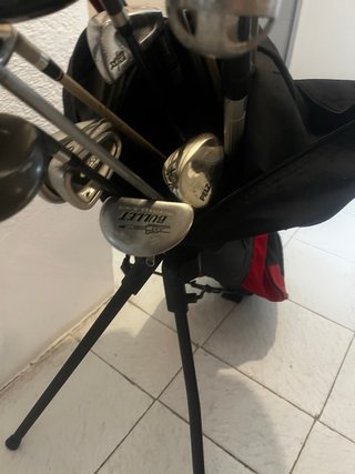 Bolsa de palos de golf con maderas, hierros y putt