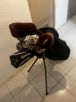 Bolsa de palos de golf con maderas, hierros y putt