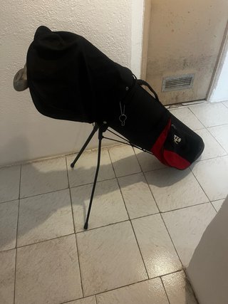 Bolsa de palos de golf con maderas, hierros y putt