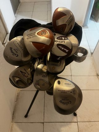Bolsa de palos de golf con maderas, hierros y putt