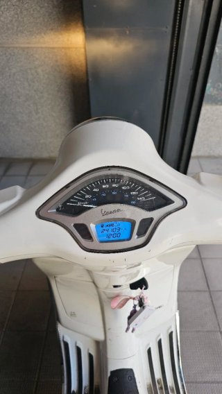 Vespa 125 Primavera Blanca y Marrón