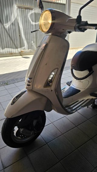 Vespa 125 Primavera Blanca y Marrón