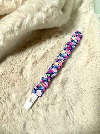 Prendedor de chupeta floral