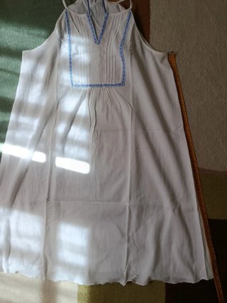 Abito estivo bianco con dettagli blu