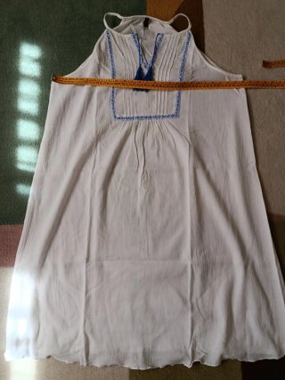 Abito estivo bianco con dettagli blu