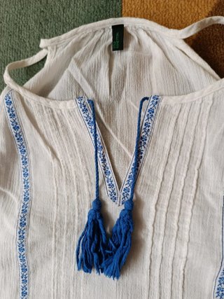Abito estivo bianco con dettagli blu
