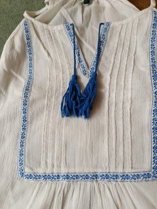 Abito estivo bianco con dettagli blu