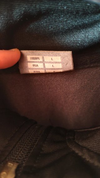 Chaqueta Hummel gris y negra