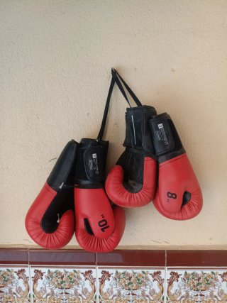 Balón de boxeo con base y guantes