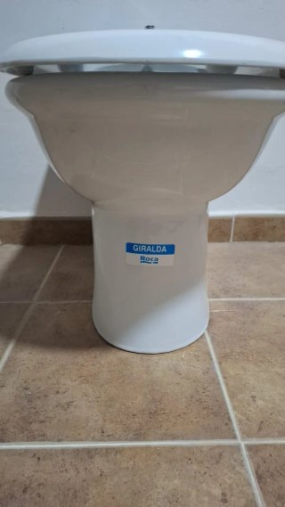Bidé con tapa y grifo