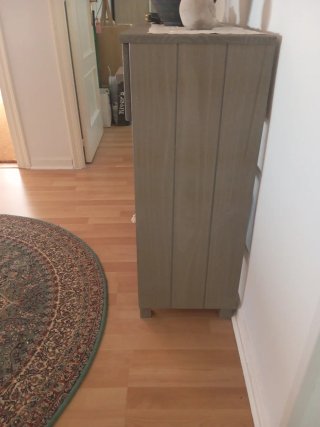 Mueble entrada gris y espejo. Es de Leroy Merlín