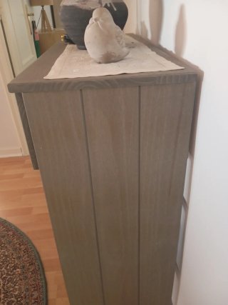 Mueble entrada gris y espejo. Es de Leroy Merlín