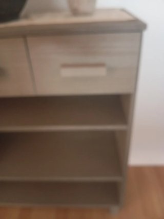 Mueble entrada gris y espejo. Es de Leroy Merlín