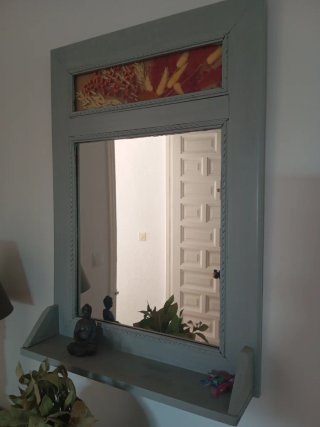 Mueble entrada gris y espejo. Es de Leroy Merlín