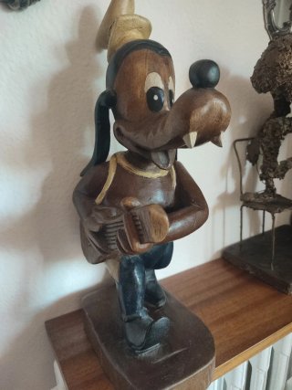 Figura de madera Goofy tocando guitarra