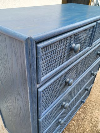 Cómoda de ratán azul