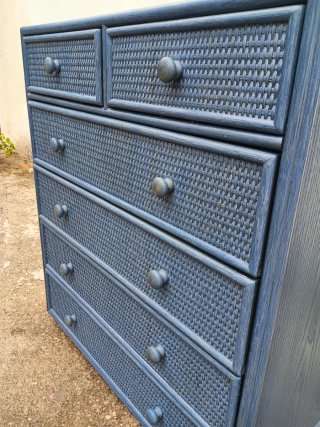 Cómoda de ratán azul