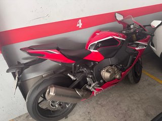Honda CBR 1000RR Roja y Negra